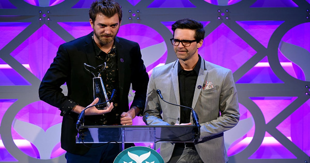 youtuber rhett mclaughlin accepts award for best web series at shorty awards