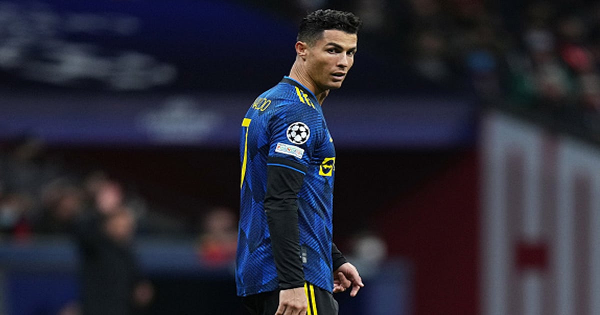 richet athlets Cristiano Ronaldo of Manchester United looks on during the UEFA Champions League