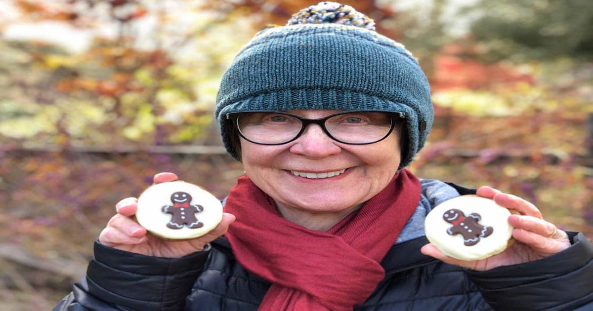 janet evanovich poses with cookies 