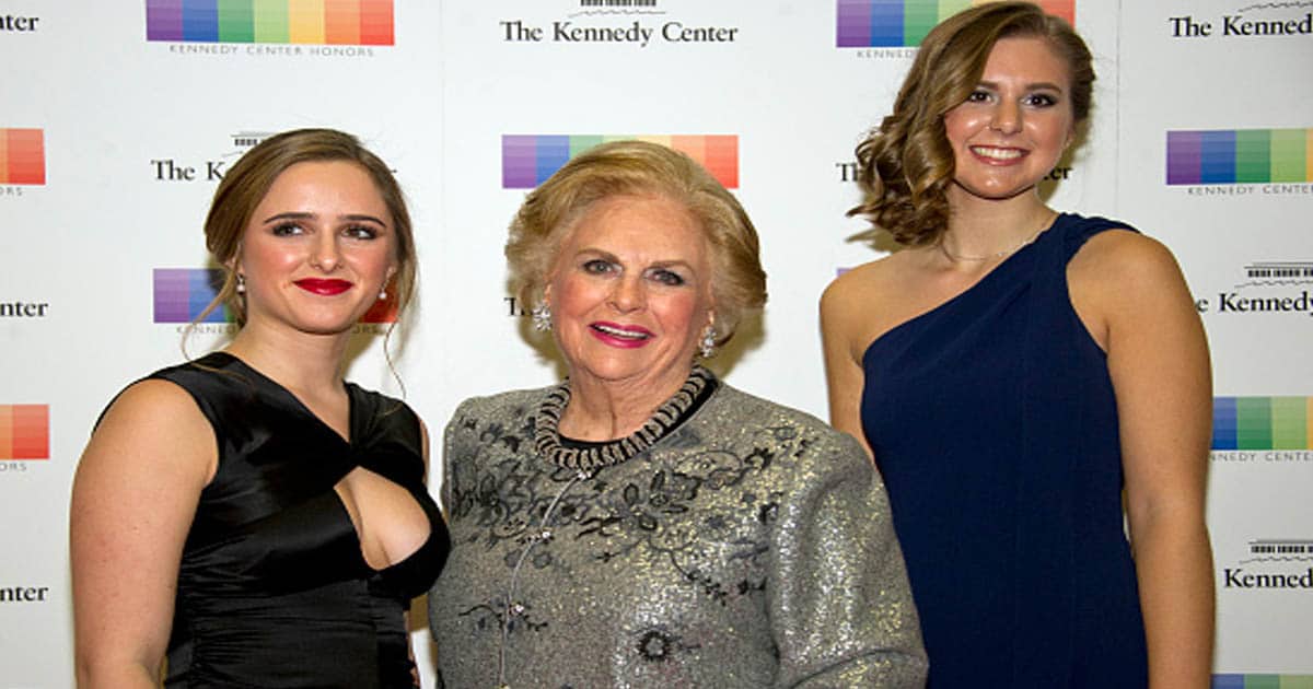 richest women in the world jacqueline mars arrives for the formal Artist's Dinner honoring the recipients of the 40th Annual Kennedy Center Honors