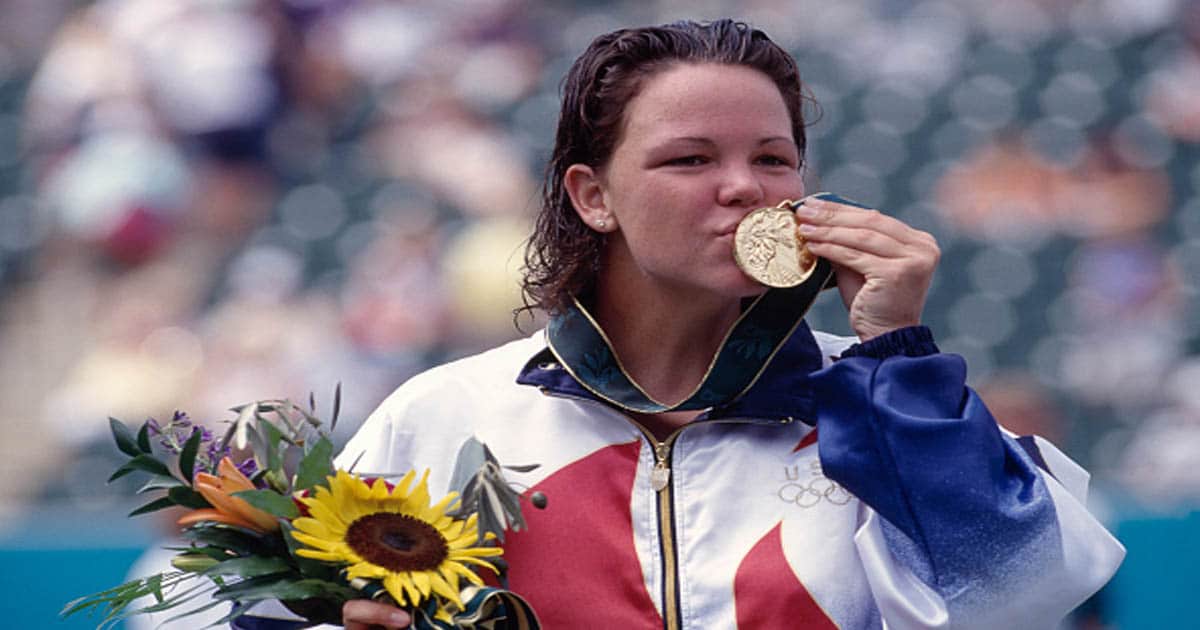 Lindsay Davenport of the United States kissing her Gold Medal