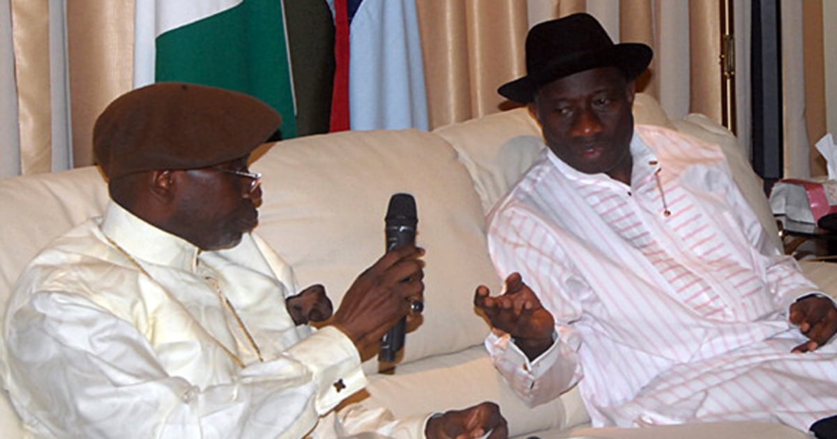 Nigeria Pastor Ayo Oritsejafor (L) speaks with Nigerian President Goodluck Jonathan (C)