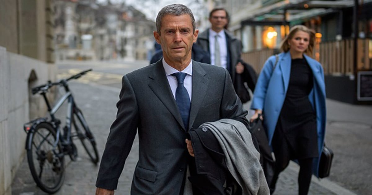 richest jewelers Beny Steinmetz (L) arrives with his lawyers at his trial over alleged corruption