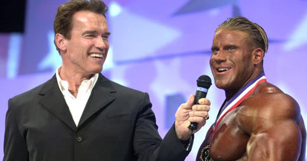 Arnold Schwarzenegger (L) talks with Jay Cutler, winner of The Arnold Classic 2002