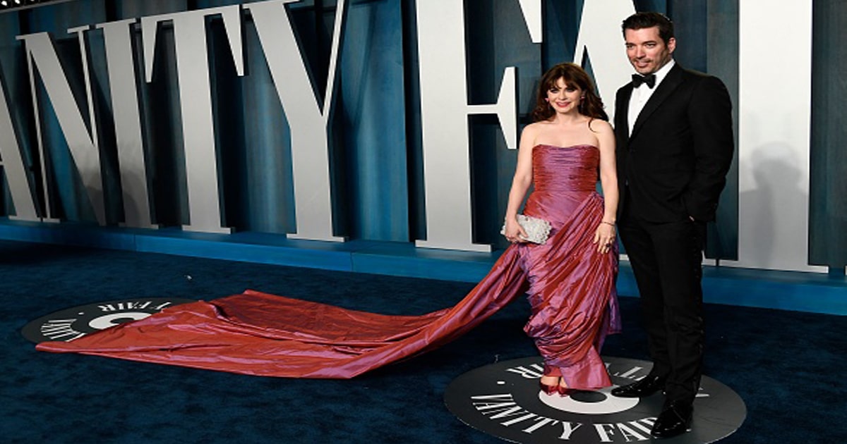 (L-R) Zooey Deschanel and Jonathan Scott attend the 2022 Vanity Fair Oscar Party 