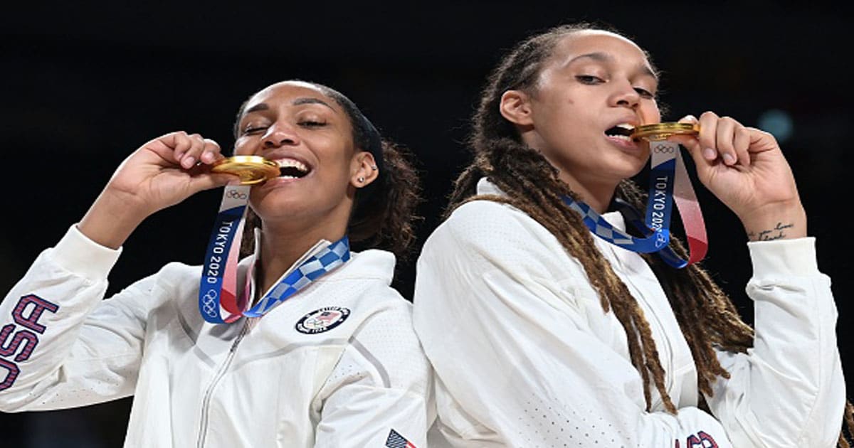 Brittney Griner (R) and A'ja Wilson pose for a picture with their gold medals