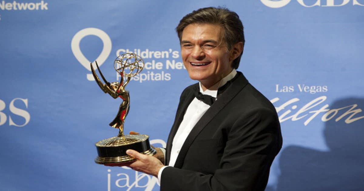 Dr. Mehmet Oz poses with the Outstanding Informative Talk Show award 