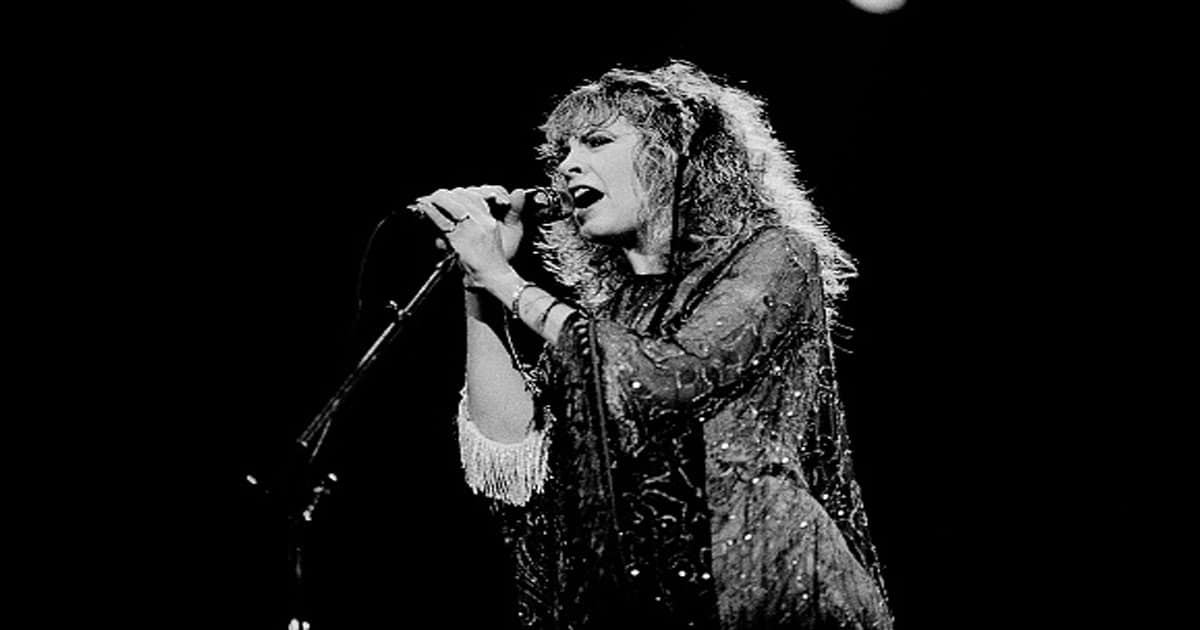 Stevie Nicks performs onstage at the Rosemont Horizon, Rosemont, Illinois