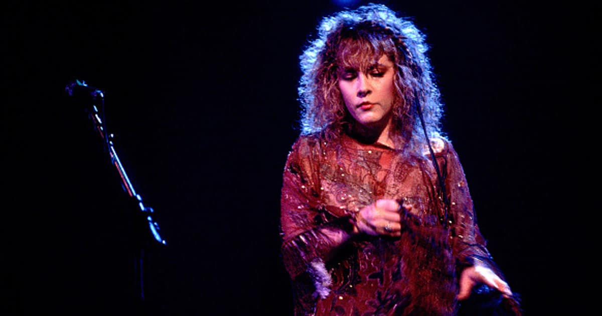 Stevie Nicks performs onstage at the Rosemont Horizon, Rosemont, Illinois